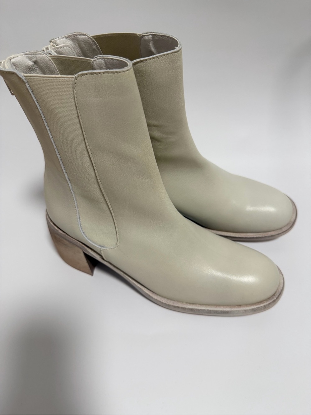 NWOT Free People Essential Chelsea Boots Chalk - Picture 3 of 9